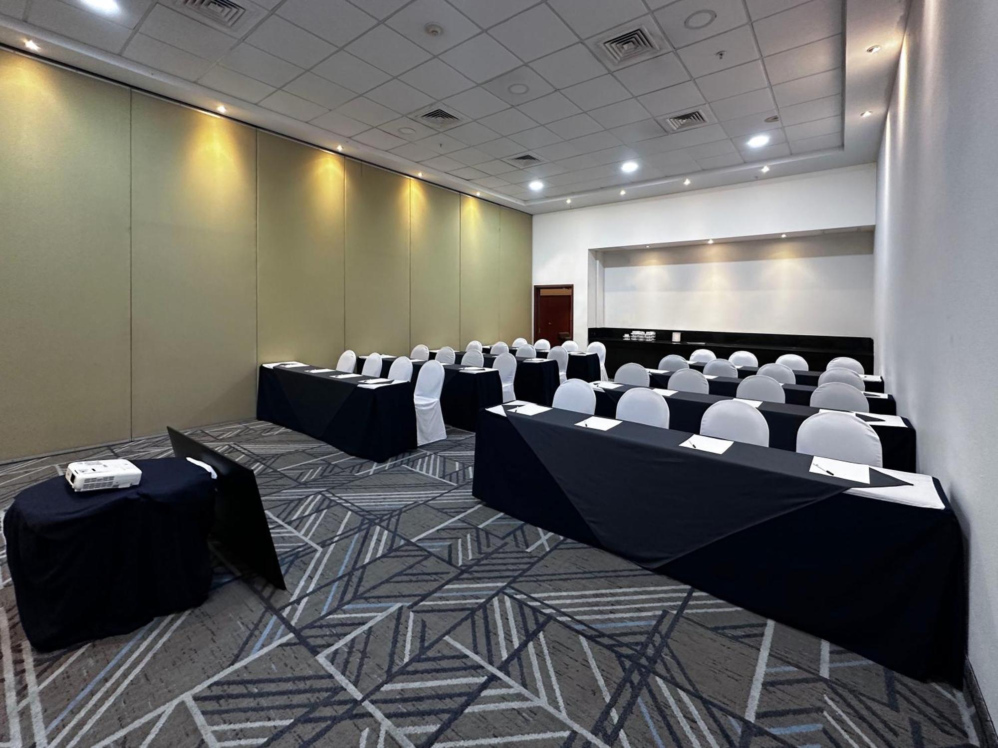 Holiday Inn Express Mérida, an IHG Hotel Extérieur photo