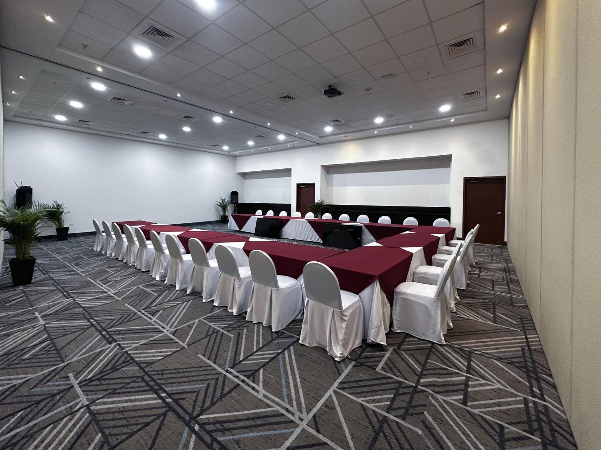 Holiday Inn Express Mérida, an IHG Hotel Extérieur photo