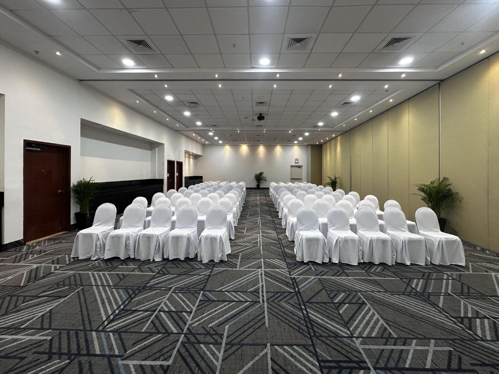 Holiday Inn Express Mérida, an IHG Hotel Extérieur photo